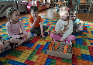 Dzieci podczas zabaw z marchewkami