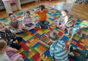 Dzieci podczas zabaw z marchewkami