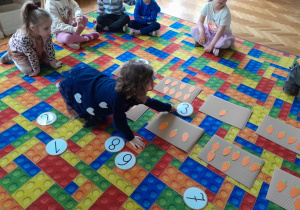 Dzieci podczas zabaw matematycznych z marchewkami