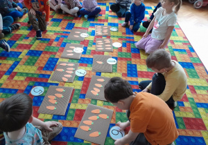 Dzieci podczas zabaw matematycznych z marchewkami