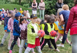 Dzieci wykonuja zadanie