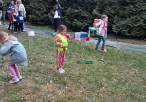 Dziewczynka wykonuje cwiczenie