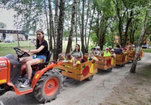 Dzieci podczas przejażdżki kolejką