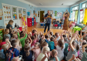 Dzieci słuchają brzmienia puzonu podczas koncertu