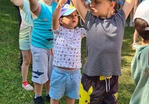 dzieci podaja piłkę