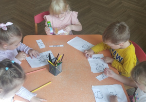 Dzieci kolorujące rysunki.
