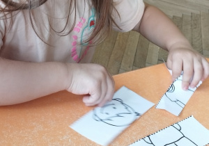 Dziewczynka układająca puzzle.