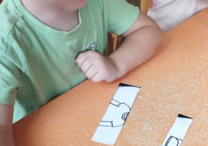 Chłopiec układający puzzle.