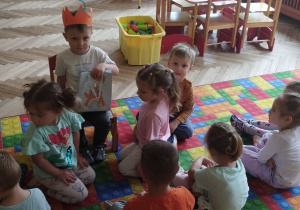 Grupa Motylków świętuje urodziny kolegi.
