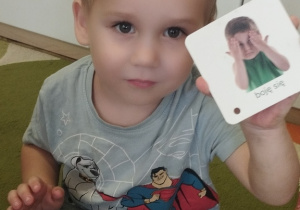 Chłopiec pokazuje zdjęcie z emocją.