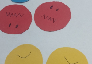 Obrazki emocji połączone w pary i przyklejone na kartkę.
