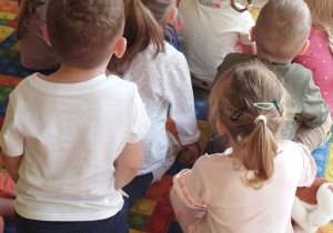 Dzieci oglądają bajkę edukacyjną Vashti.