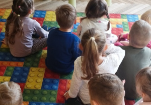 Dzieci oglądają bajkę edukacyjną Vashti.