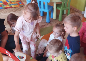 Dziewczynka karmi Kropka.