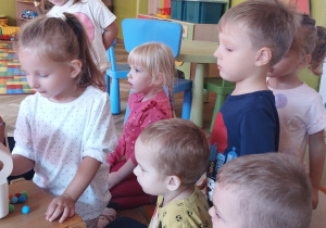 Dziewczynka karmi Kropka.