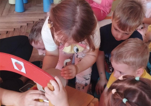 Dziewczynka karmi Kropka.