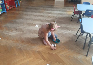 dziewczynka układa