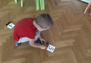 chłopiec układa