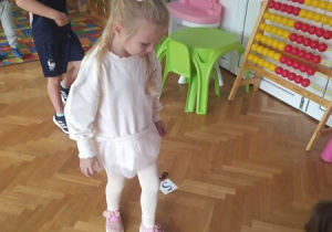 dziewczynka stoi
