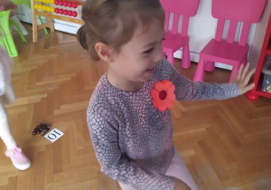 dziewczynka smieje się