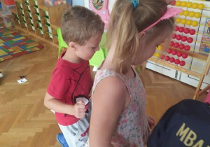 dzieci patrza