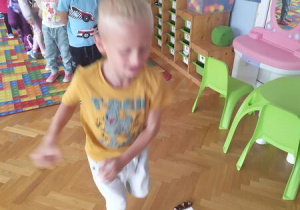 chłopiec biegnie