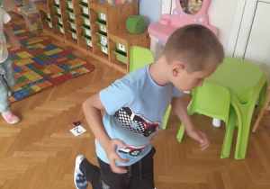 chłopiec biegnie