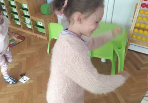 dziewczynka biegnie