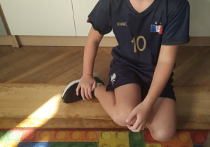 chlopiec uklada
