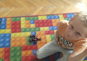 chlopiec uklada