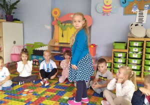 dziewczynka stoi