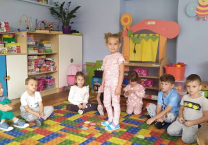 dziewczynka stoi