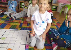 chlopiec koduje