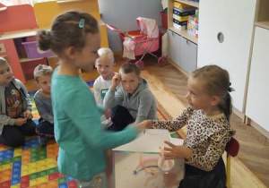 dziewczynka sklada zyczenia