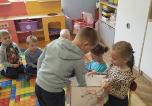 chlopiec sklada zyczenia