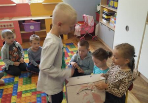 chlopiec sklada zyczenia