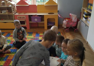 chlopiec sklada zyczenia