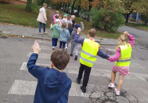 dzieci przechodzą przez pasy
