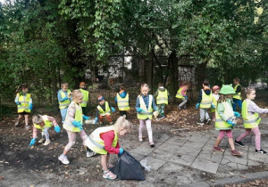 Dzieci porządkują okolicę wokół przedszkola podczas akcji "Sprzątanie Świata"