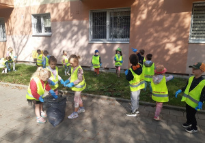 Dzieci porządkują okolicę wokół przedszkola podczas akcji "Sprzątanie Świata"