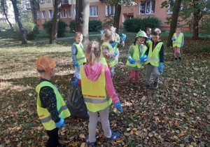 Dzieci porządkują okolicę wokół przedszkola podczas akcji "Sprzątanie Świata"