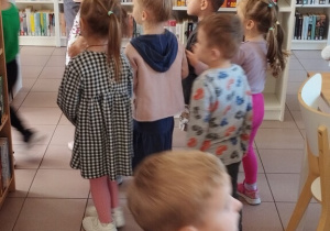 Dzieci zwiedzają pomieszczenie w bibliotece.