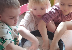 Dzieci mieszają składniki w misce.