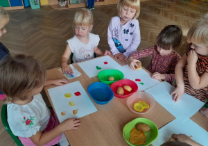 Dzieci podczas zabaw ze stemplami z ziemniaków