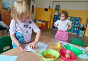 Dzieci podczas zabaw ze stemplami z ziemniaków