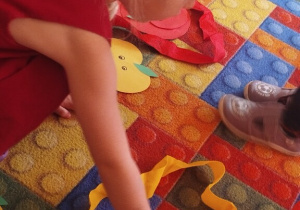 Dziewczynka układa puzzle.