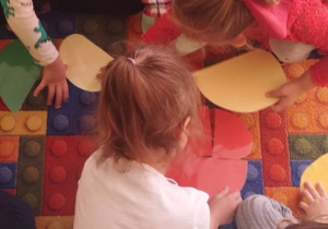 Dzieci układają puzzle.