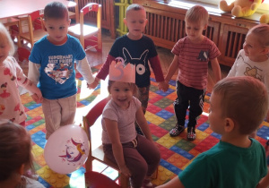 Dzieci z grupy śpiewają sto lat.
