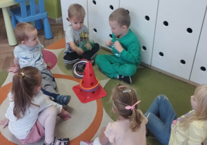 Grupa dzieci wkład a kolorowe koła na pachołek