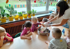 Dzieci odmierzają składniki na masę solną